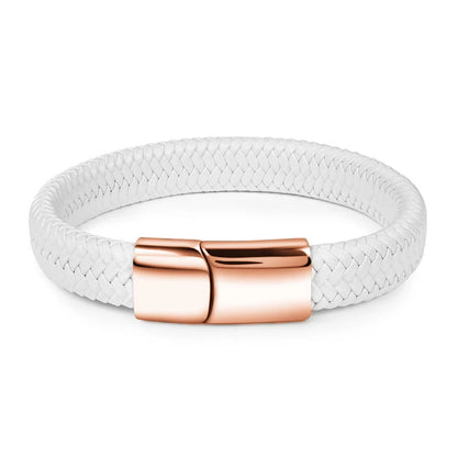 Bracelet en cuir tressé blanc et acier inoxydable 316L rosé sur fond blanc.