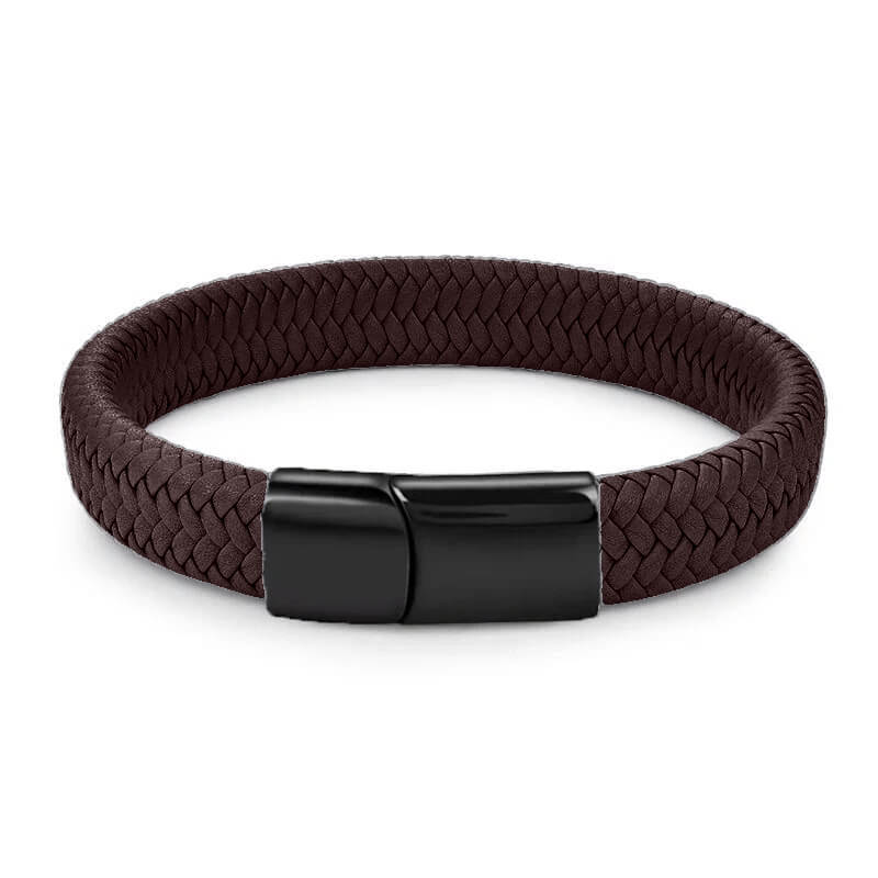 Bracelet en cuir tressé marron et acier inoxydable 316L noir sur fond blanc.