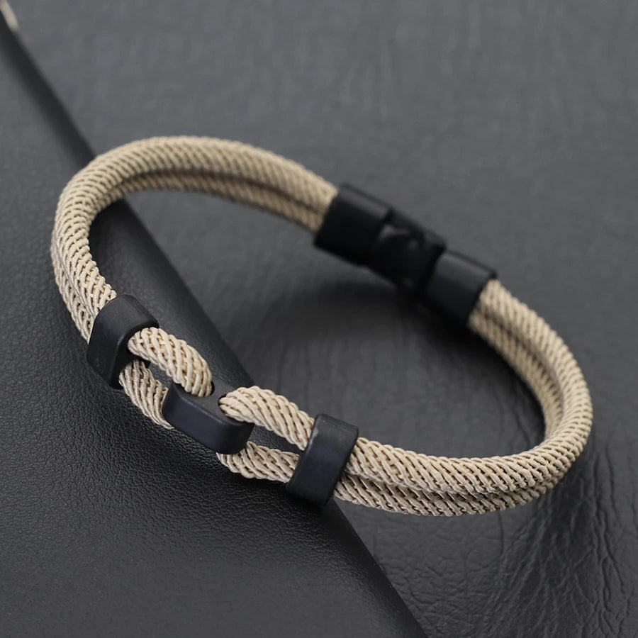 Bracelet double cordon beige fermoir loquet pivotant posé.