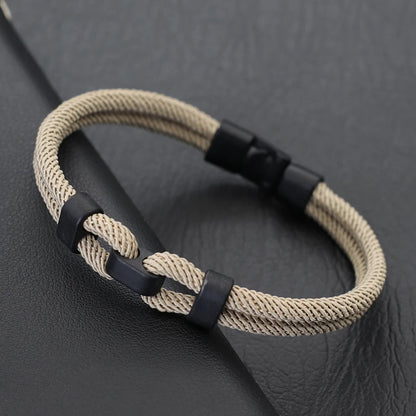 Bracelet double cordon beige fermoir loquet pivotant posé.