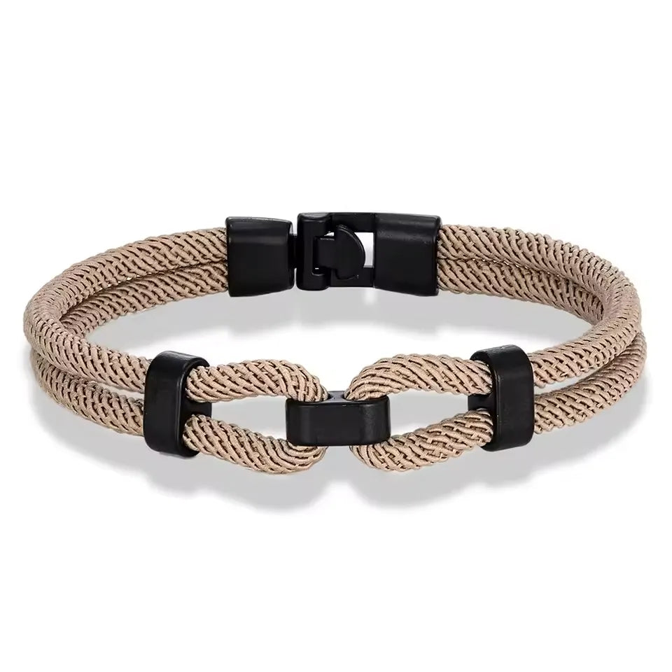 Bracelet double cordon beige fermoir loquet pivotant sur fond blanc.