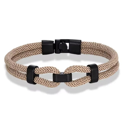 Bracelet double cordon beige fermoir loquet pivotant sur fond blanc.