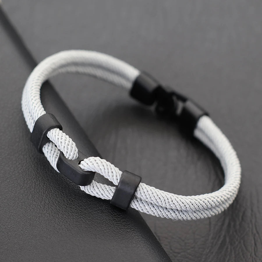 Bracelet double cordon blanc fermoir loquet pivotant posé.