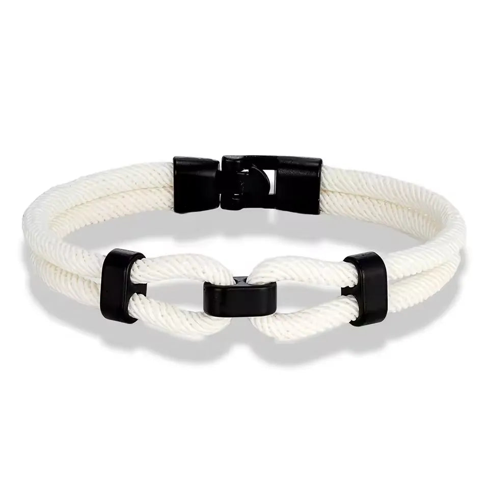 Bracelet double cordon blanc fermoir loquet pivotant sur fond blanc.