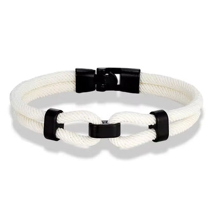 Bracelet double cordon blanc fermoir loquet pivotant sur fond blanc.