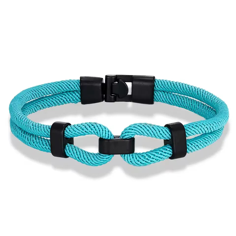 Bracelet double cordon bleu ciel fermoir loquet pivotant sur fond blanc.