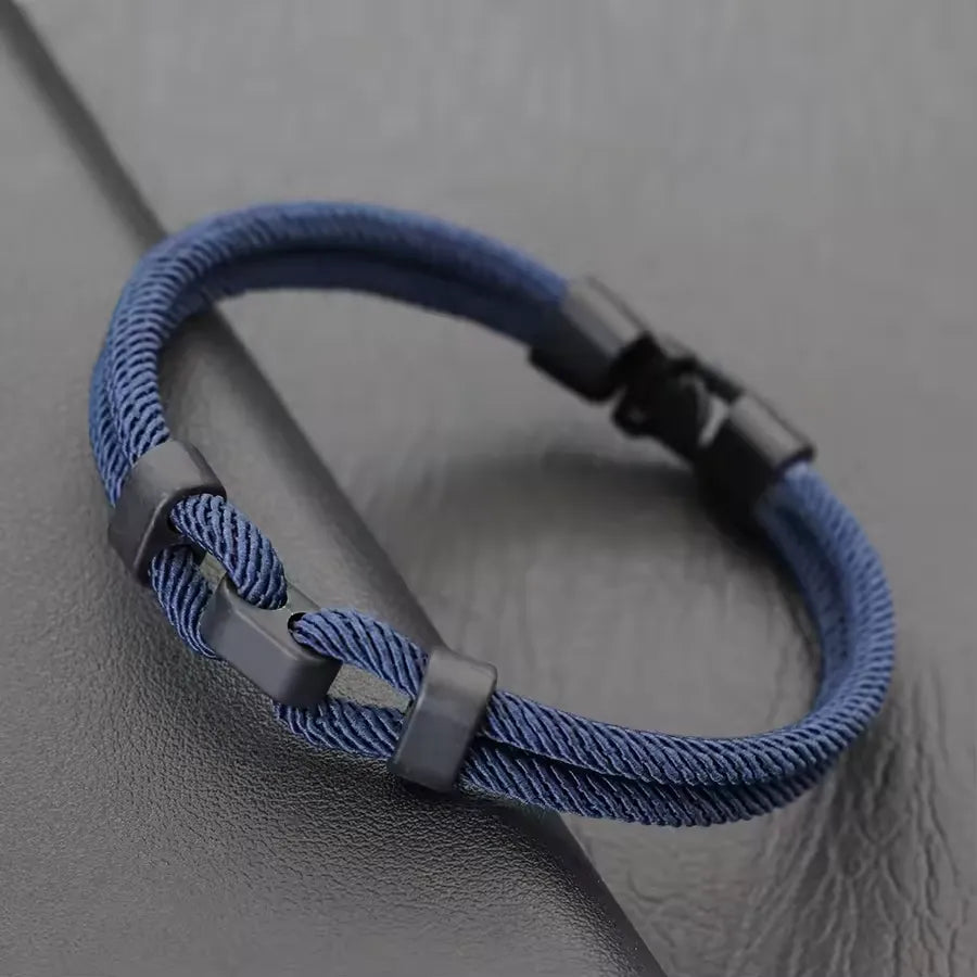 Bracelet double cordon bleu foncé fermoir loquet pivotant posé.