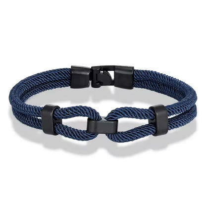 Bracelet double cordon bleu foncé fermoir loquet pivotant sur fond blanc.