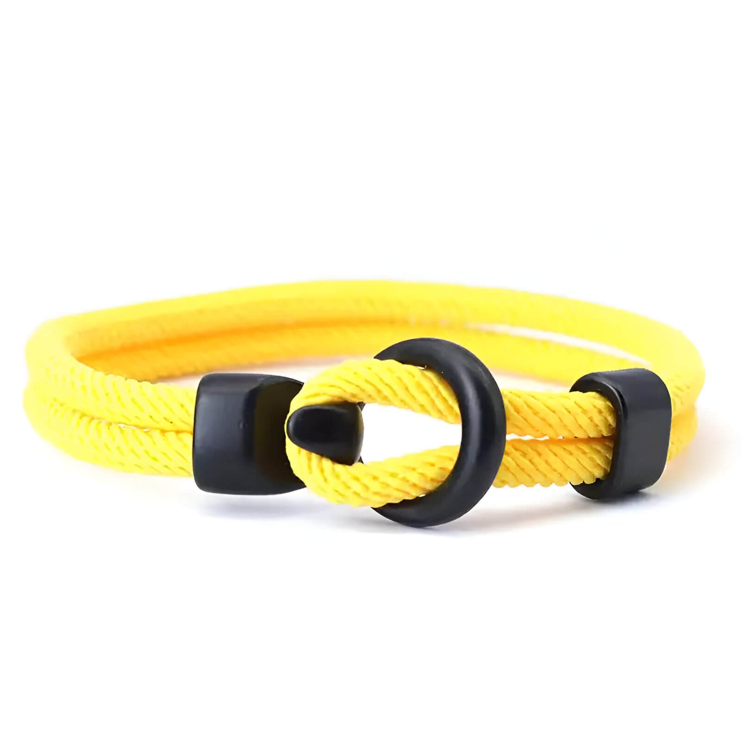 Bracelet double cordon jaune et fermoir crochet en zinc sur fond blanc.