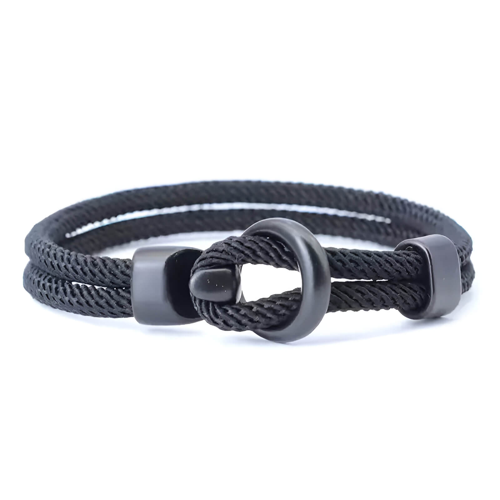 Bracelet double cordon noir et fermoir crochet en zinc sur fond blanc.