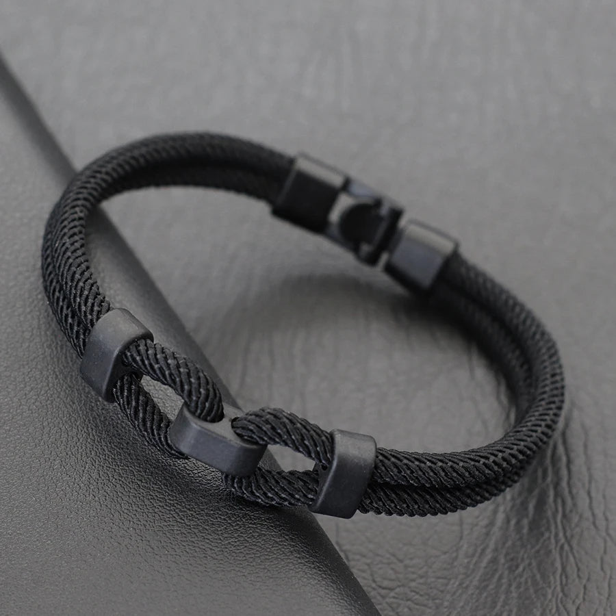Bracelet double cordon noir fermoir loquet pivotant posé.