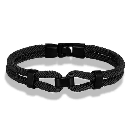 Bracelet double cordon noir fermoir loquet pivotant sur fond blanc.