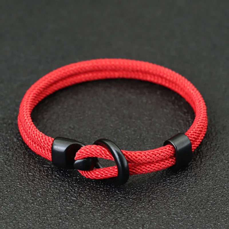 Bracelet double cordon rouge et fermoir crochet en zinc vue de face.