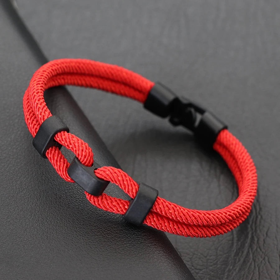 Bracelet double cordon rouge fermoir loquet pivotant posé.
