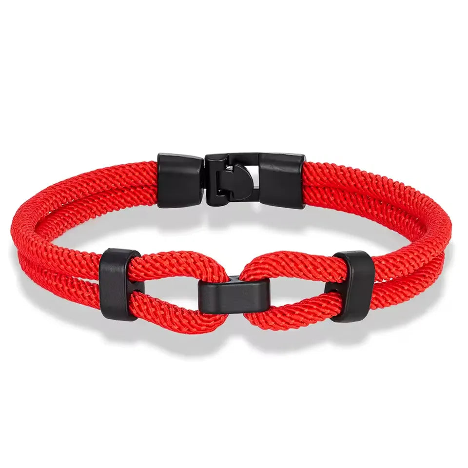 Bracelet double cordon rouge fermoir loquet pivotant sur fond blanc.