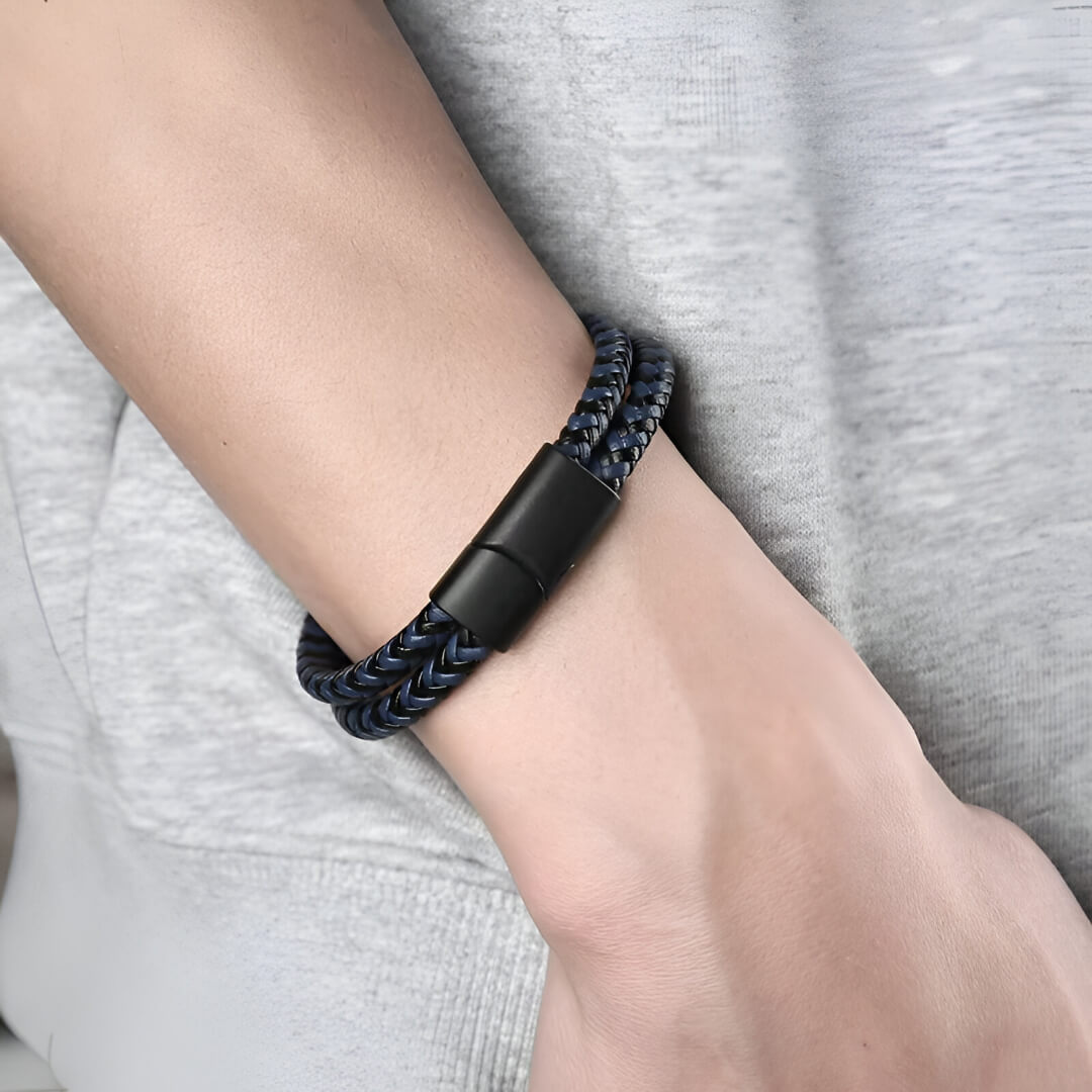 Bracelet double cordon tressé en cuir et acier inoxydable 316L variante bleu foncé porté au poignet d'un homme.