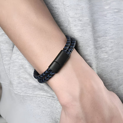 Bracelet double cordon tressé en cuir et acier inoxydable 316L variante bleu foncé porté au poignet d'un homme.