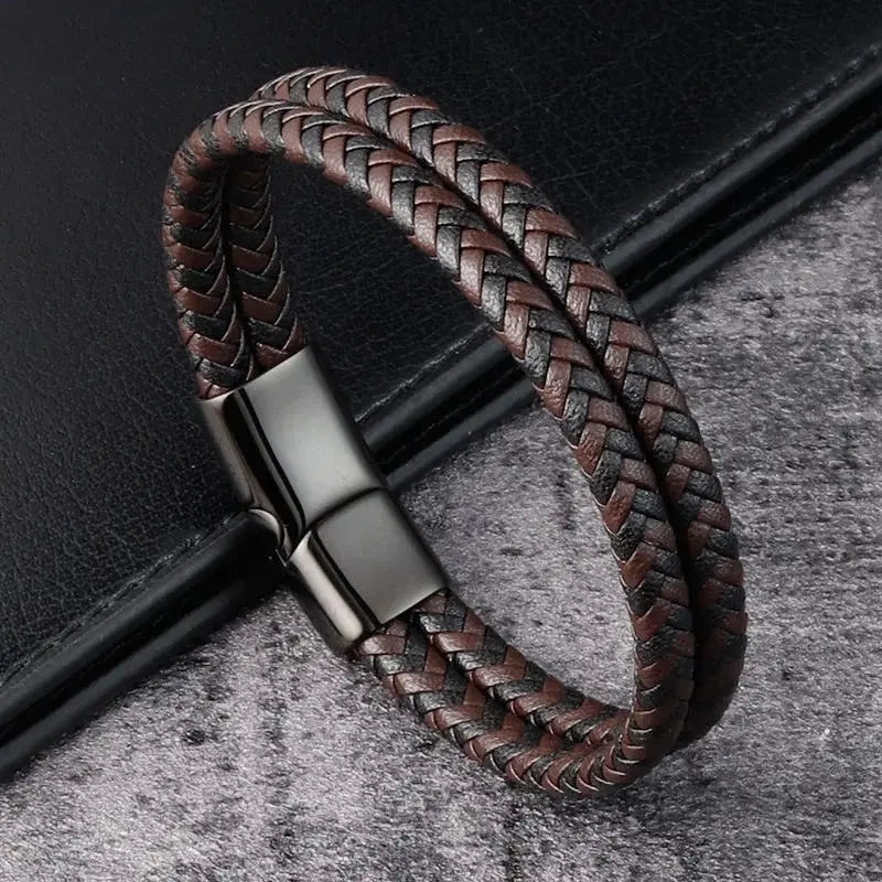 Bracelet double cordon tressé en cuir et acier inoxydable 316L variante marron debout.