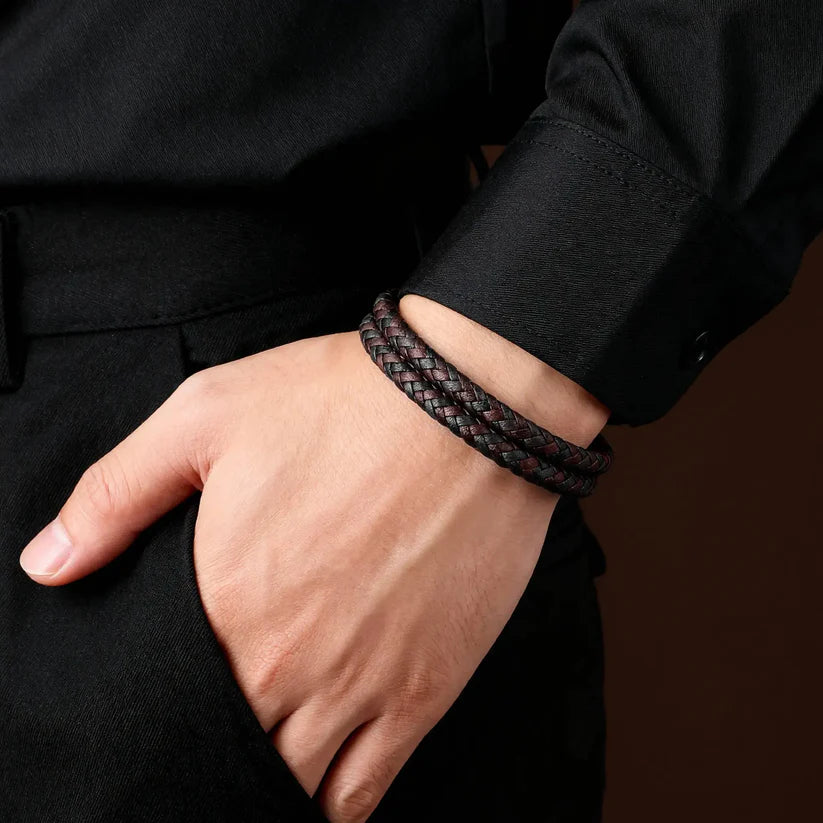 Bracelet double cordon tressé en cuir et acier inoxydable 316L variante marron porté au poignet d'un homme.