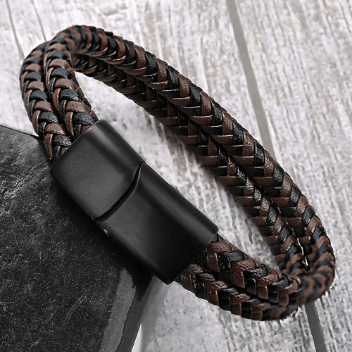 Bracelet double cordon tressé en cuir et acier inoxydable 316L variante marron posé.
