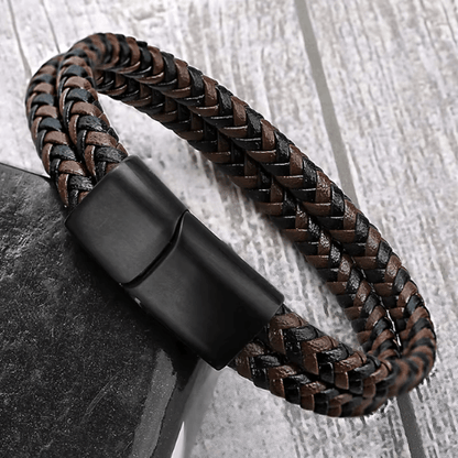 Bracelet double cordon tressé en cuir et acier inoxydable 316L variante marron posé.