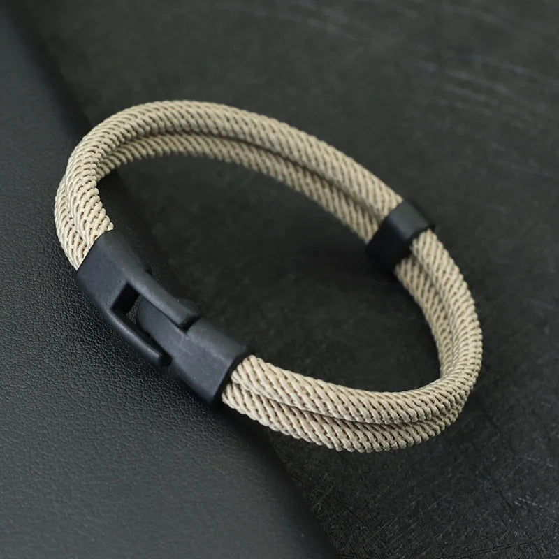Bracelet double cordon loquet pivotant en zinc noir variante beige posé.