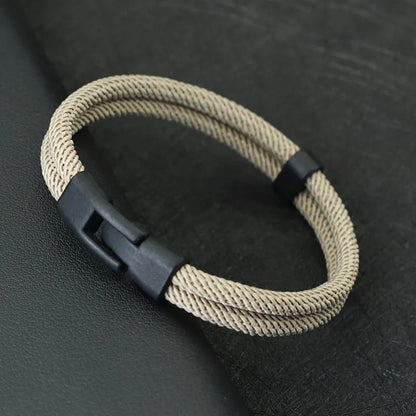 Bracelet double cordon loquet pivotant en zinc noir variante beige posé.