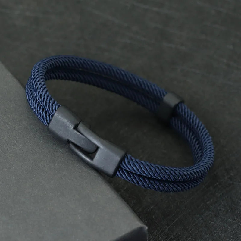 Bracelet double cordon loquet pivotant en zinc noir variante bleu foncé posé.