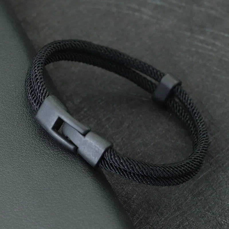 Bracelet double cordon loquet pivotant en zinc noir variante noir posé.