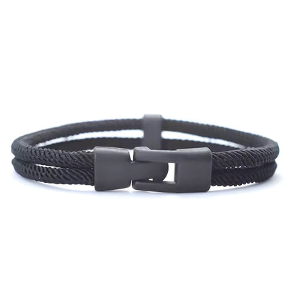 Bracelet double cordon loquet pivotant en zinc noir variante noir sur fond blanc.