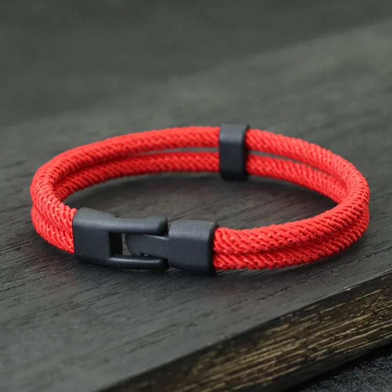 Bracelet double cordon loquet pivotant en zinc noir variante rouge à plat.