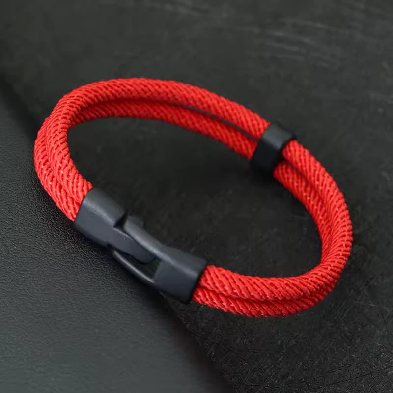 Bracelet double cordon loquet pivotant en zinc noir variante rouge posé.