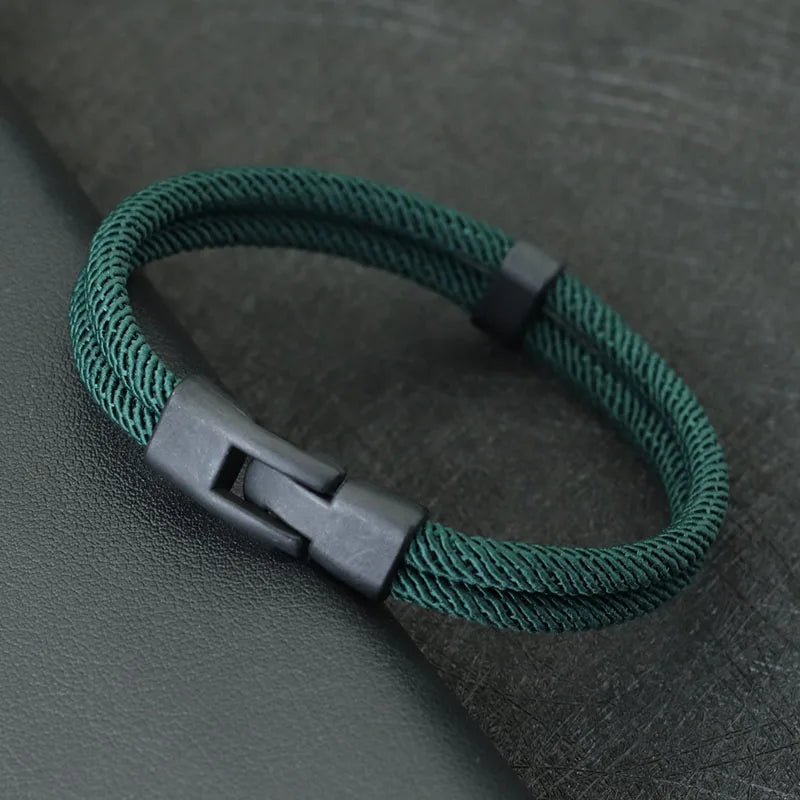 Bracelet double cordon loquet pivotant en zinc noir variante vert posé.
