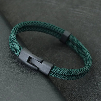 Bracelet double cordon loquet pivotant en zinc noir variante vert posé.