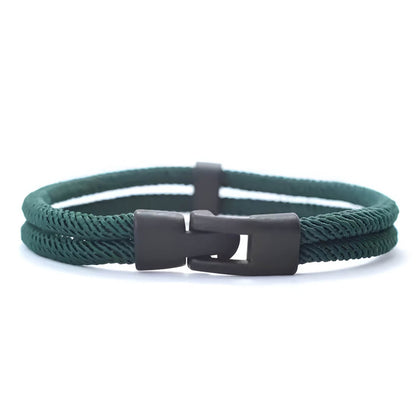 Bracelet double cordon loquet pivotant en zinc noir variante vert sur fond blanc.
