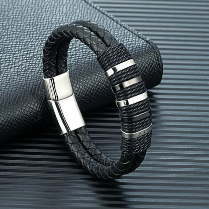 Bracelet double cordon en cuir noir et acier inoxydable plaqué titane blanc debout.