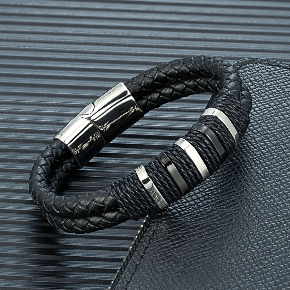 Bracelet double cordon en cuir noir et acier inoxydable plaqué titane blanc posé.