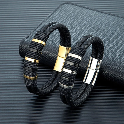 Bracelets double cordon en cuir noir et acier inoxydable plaqué or jaune et titane blanc debout.