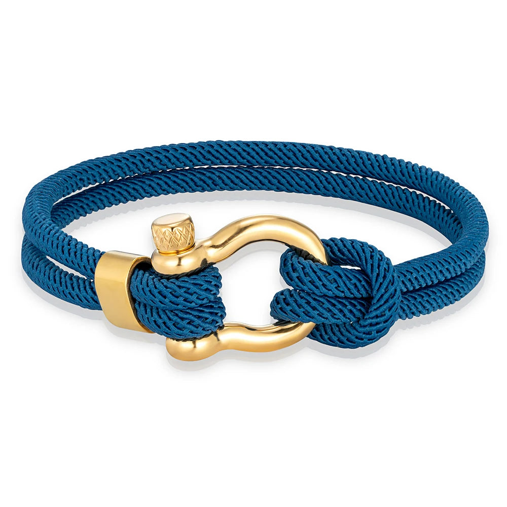 Bracelet cordon bleu fer à cheval en acier doré sur fond blanc.