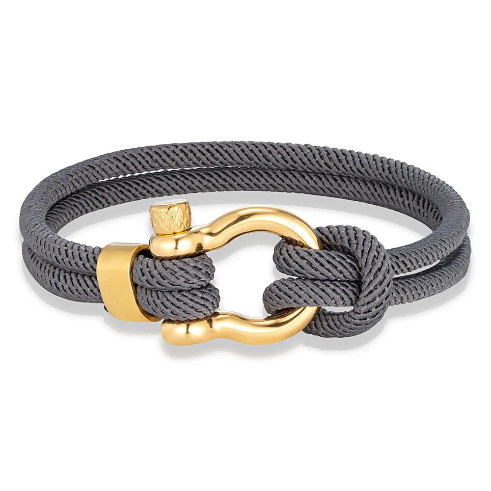 Bracelet cordon gris foncé fer à cheval en acier doré sur fond blanc