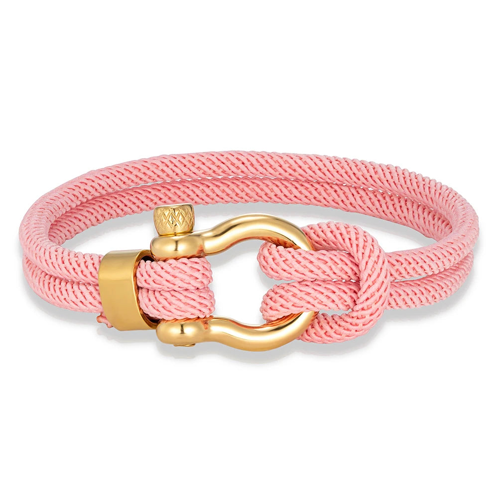 Bracelet cordon rose clair fer à cheval en acier doré sur fond blanc.