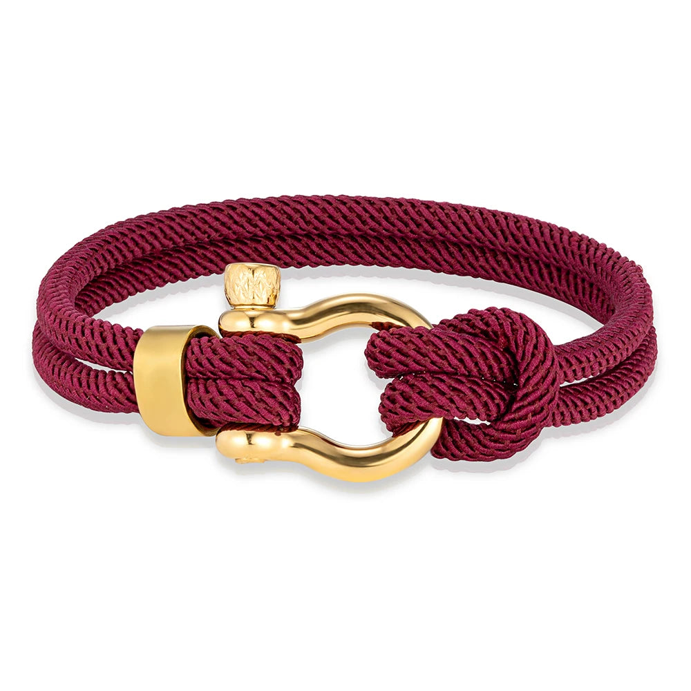 Bracelet cordon rouge bordeaux fer à cheval en acier doré sur fond blanc.