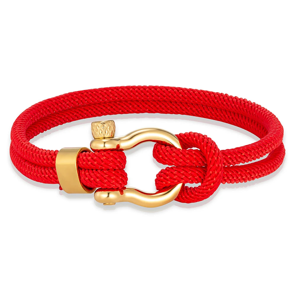 Bracelet cordon rouge fer à cheval en acier doré sur fond blanc.