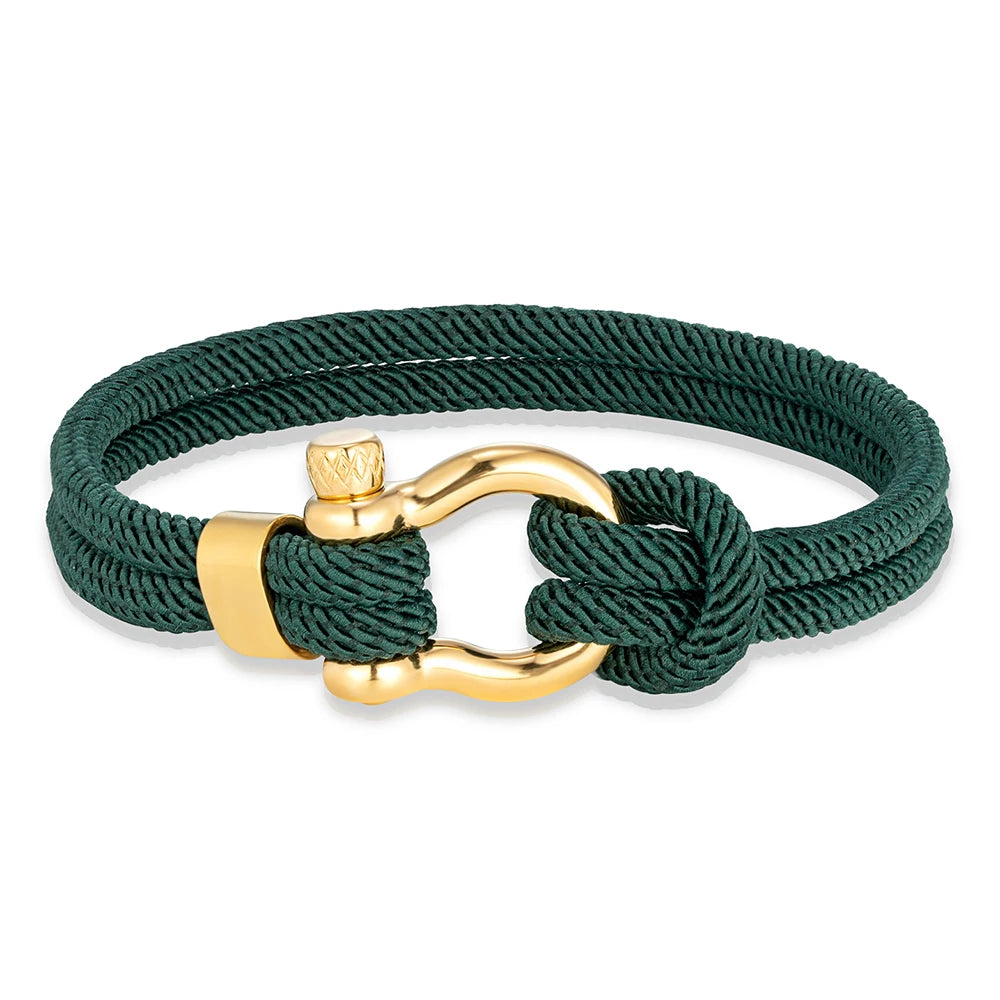 Bracelet cordon vert foncé fer à cheval en acier doré sur fond blanc.