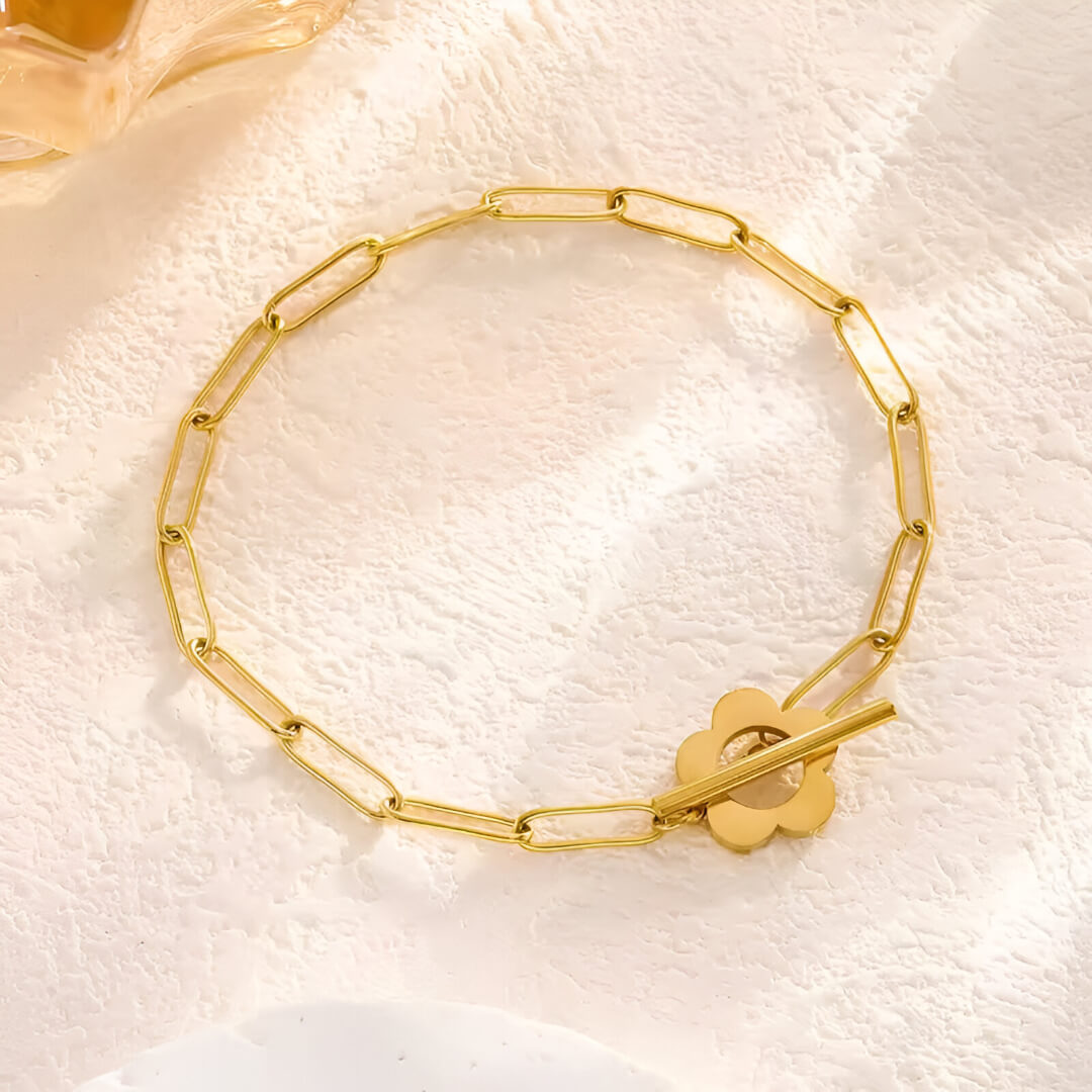 Bracelet fleur en acier plaqué or jaune en entier.