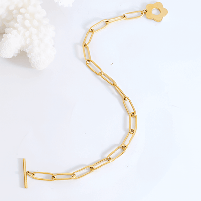 Bracelet fleur en acier plaqué or jaune à plat.