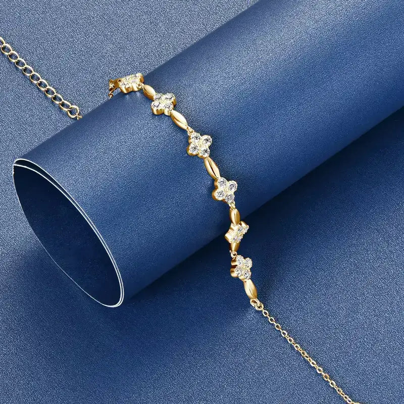 Bracelet fleur en or jaune et diamants synthétiques posé.