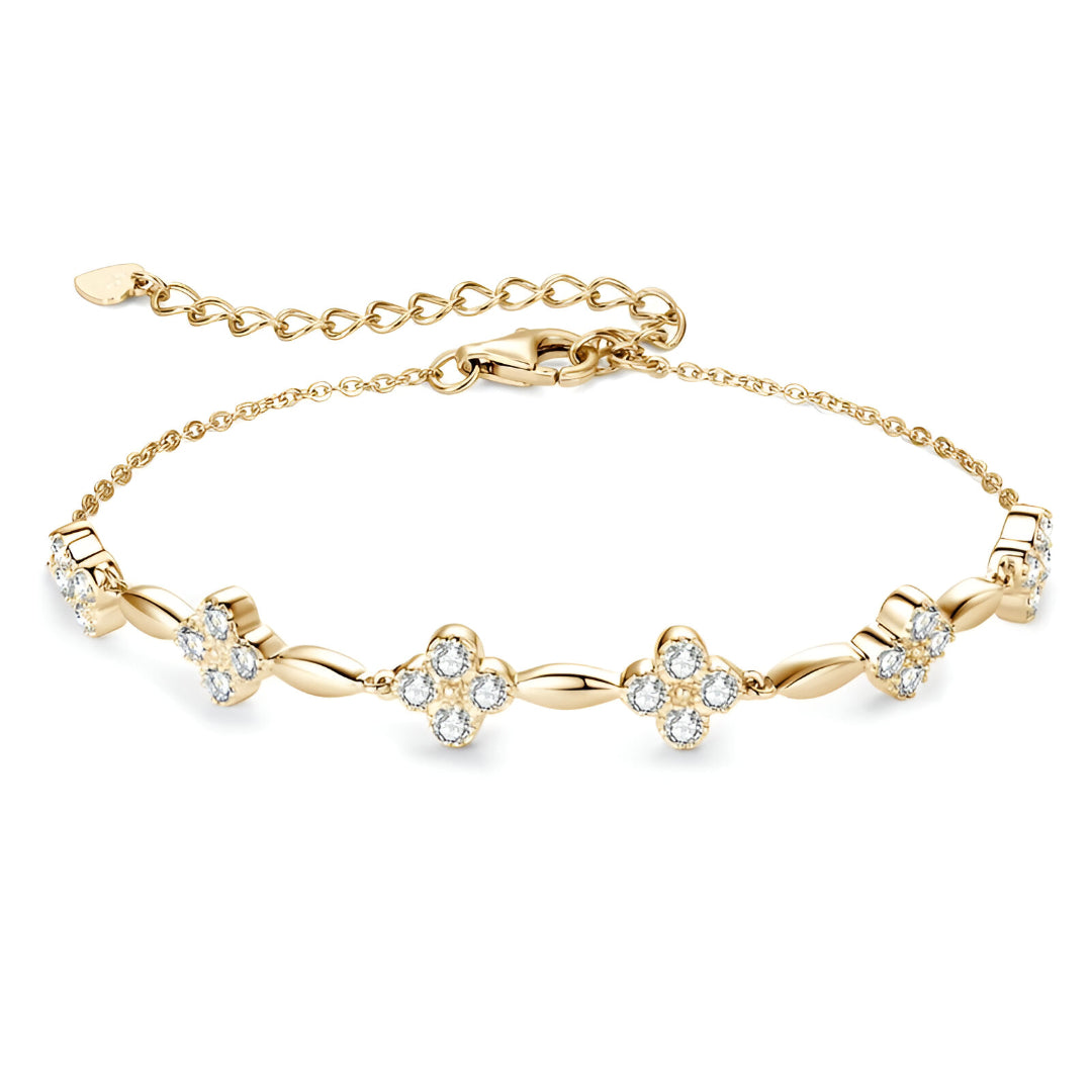 Bracelet fleur en or jaune et diamants synthétiques sur fond blanc.