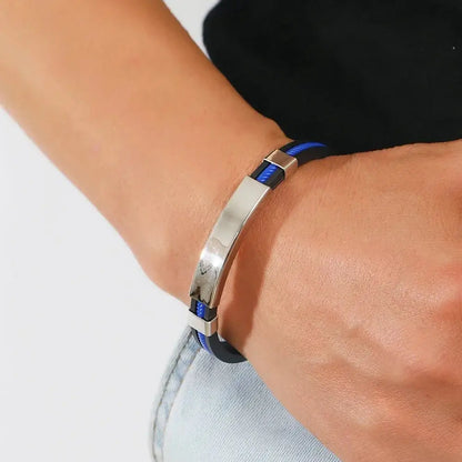 Bracelet gourmette en acier inoxydable plaqué titane blanc et silicone noir variante bleu porté au poignet d'un homme.