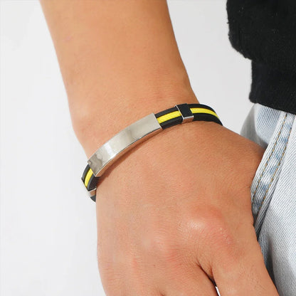 Bracelet gourmette en acier inoxydable plaqué titane blanc et silicone noir variante jaune porté au poignet d'un homme.